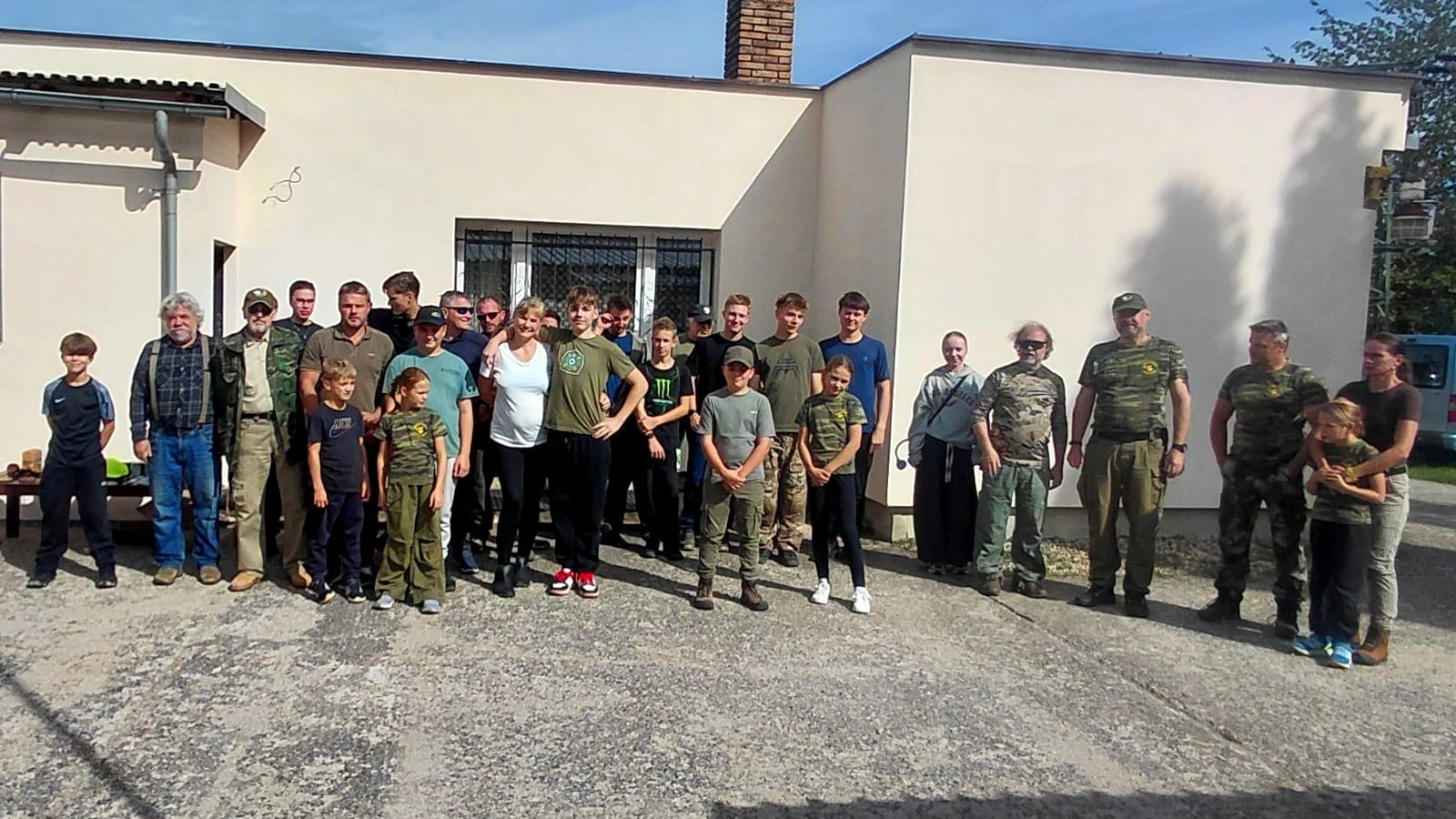 Společná fotografie účastníků Juniorského závodu KVZ Chomutov na střelnici SSK Kadaň