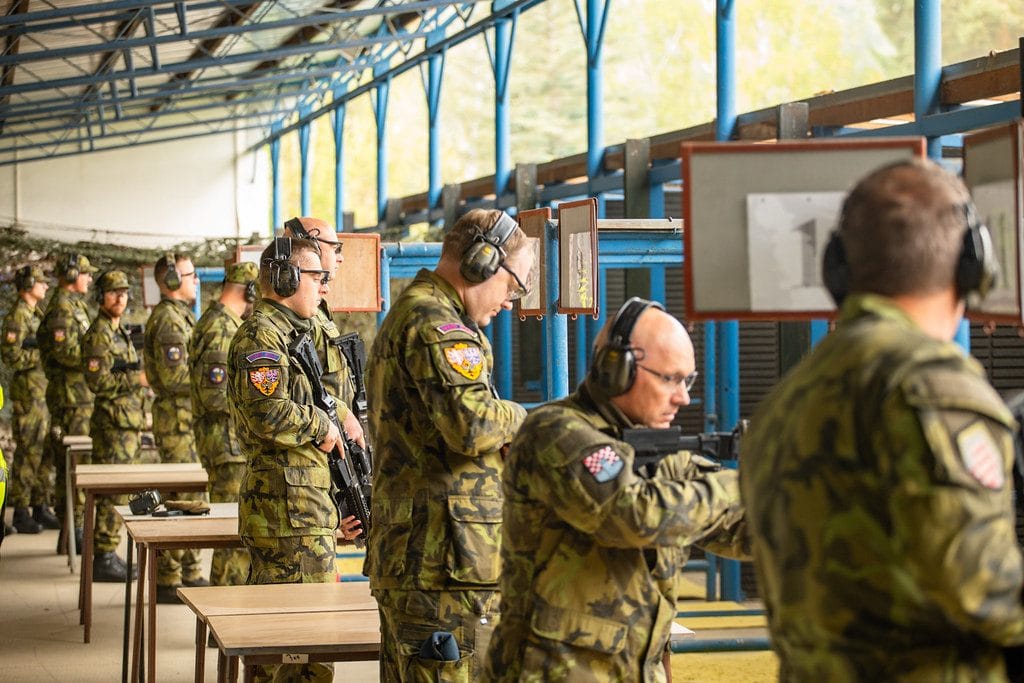 Závodníci s puškami CZ 805 BREN na palebné čáře Armádního střeleckého areálu Dukly Plzeň během Poháru náčelníka Generálního štábu AČR 2026